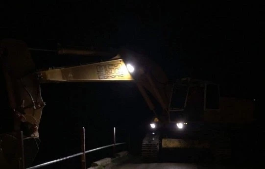 Ολονύχτια προσπάθεια για τον καθαρισμό της γέφυρας της Ελιάς (βίντεο)